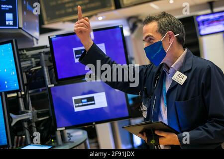 (210416) -- NEW YORK, le 16 avril 2021 (Xinhua) -- UN négociant travaille à la Bourse de New York à New York, aux États-Unis, le 15 avril 2021. Les actions américaines ont bondi jeudi, alimentées par une foule de données économiques optimistes. Le Dow Jones Industrial Average a progressé de 305.10 points, soit 0.90 pour cent, à 34,035.99, ce qui marque la première fois que la jauge de 30 stocks a dépassé le seuil de 34,000. (Courtney Crow/NYSE/document via Xinhua) Banque D'Images