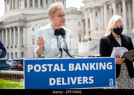 Le représentant des États-Unis Marcy Kaptur (démocrate de l'Ohio) fait des remarques lors d'une conférence de presse sur les programmes pilotes de banque postale sur le front est du Capitole des États-Unis à Washington, DC, le jeudi 15 avril 2021. Crédit : Rod Lamkey/CNP/MediaPunch Banque D'Images