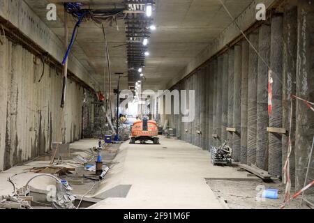 14 avril 2021, Saxe-Anhalt, Magdebourg : vue sur le chantier de construction du Citytunnel de Magdebourg. La construction, qui devait être achevée en octobre 2019, pourrait maintenant être terminée à la fin de 2022, selon la capitale de l'État. Selon les projections actuelles, un coût total d'environ 198 millions d'euros est prévisible pour le projet majeur de construction de tunnels, de ponts ferroviaires, de lignes d'approvisionnement et de rejet et de voies de tramway. La ville en supporterait environ 80 millions d'euros. Plus récemment, les coûts totaux ont été indiqués à environ 139 millions d'euros, à l'origine il était de 40 M. Banque D'Images