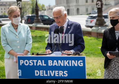 Le représentant des États-Unis, Bill Pascroll (démocrate du New Jersey), centre, est accompagné par le représentant des États-Unis, Marcy Kaptur (démocrate de l'Ohio), à gauche, Et le sénateur américain Kirsten Gilliband (démocrate de New York), a raison, alors qu'il fait des remarques lors d'une conférence de presse sur les programmes pilotes de banques postales sur le Front est du Capitole des États-Unis à Washington, DC, le jeudi 15 avril 2021. Crédit : Rod Lamkey/CNP/MediaPunch Banque D'Images