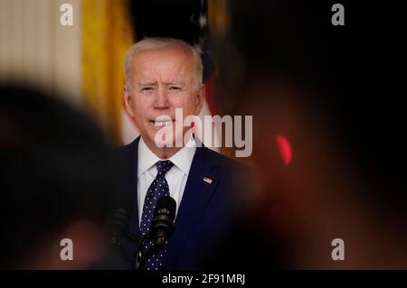 Le président américain Joe Biden s'exprime dans la salle est de la Maison Blanche à Washington, DC, Etats-Unis, le jeudi 15 avril, 2021. L'administration Biden a imposé une série de nouvelles sanctions à la Russie, y compris des restrictions longtemps redoutées sur l'achat de nouvelles dettes souveraines, en représailles pour des fautes présumées, y compris le hack de SolarWinds et les efforts visant à perturber les élections américaines. Crédit : Andrew Harrer/Pool via CNP/MediaPunch Banque D'Images