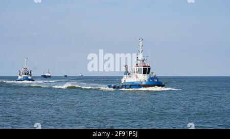 Remorqueur escortant un navire sur le chemin du port De Swinoujscie sur la côte polonaise de la mer Baltique Banque D'Images