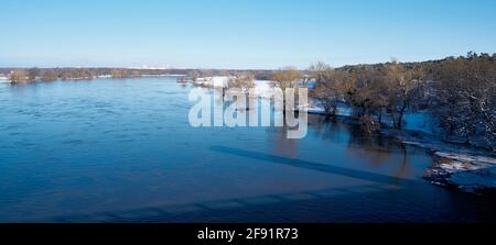 Vue sur l'Elbe près de Hohenwarthe depuis le creux pont par une froide journée d'hiver Banque D'Images