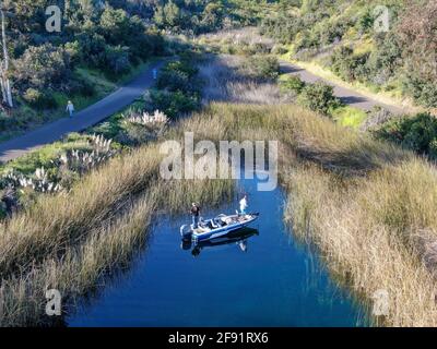 Vue aérienne des pêcheurs et de leurs cannes à pêche essayant de pêcher sur un petit bateau à moteur au lac Miramar, San Diego, Californie. ÉTATS-UNIS. 18 mars 2020 Banque D'Images