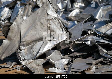Mettre du métal au rebut dans une cour de ferraille du port d'entrée Magdebourg en Allemagne Banque D'Images