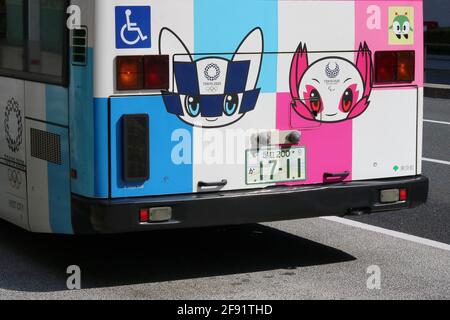 Les mascottes olympiques et paralympiques de Tokyo Miraitowa et Someity sont présentées à l'arrière d'un bus à Tokyo. (4/2021) Banque D'Images