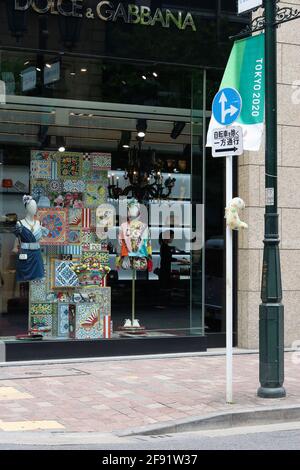 Fenêtre d'un magasin Dolce et Gabbana dans la région de Ginza à Tokyo. Une bannière olympique de Tokyo est sur un lampadaire. (4/2021) Banque D'Images