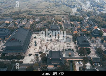 Vue aérienne du temple de Chongqing, situé le long du lac Yangcheng dans le parc industriel de Suzhou, Suzhou, Chine Banque D'Images