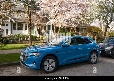 Une voiture électrique bleue Audi 55 Quattro 2020 garée une rue résidentielle Banque D'Images