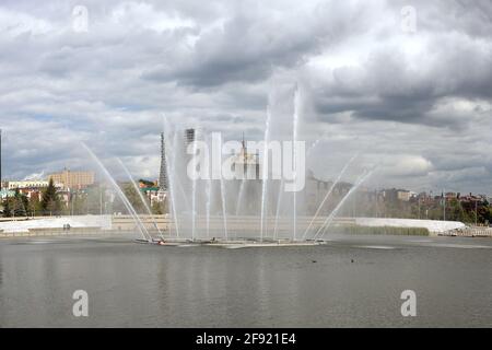 Vue panoramique depuis le remblai du lac de Kaban inférieur sur la fontaine qui bat au milieu de la rivière ou du lac. Kazan, Russie, 08.07.2019 Banque D'Images