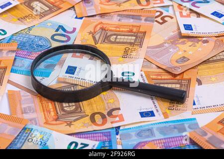 la loupe située sur les billets en euros est emballant, en gros plan Banque D'Images