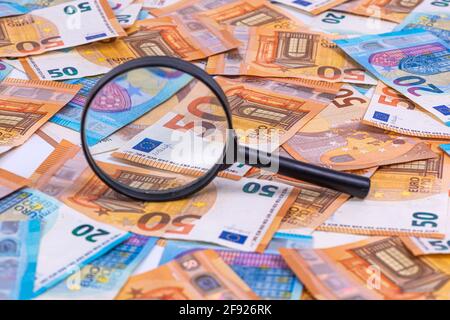 la loupe située sur les billets en euros est emballant, en gros plan Banque D'Images