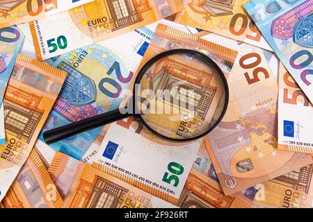 la loupe située sur les billets en euros est emballant, en gros plan Banque D'Images