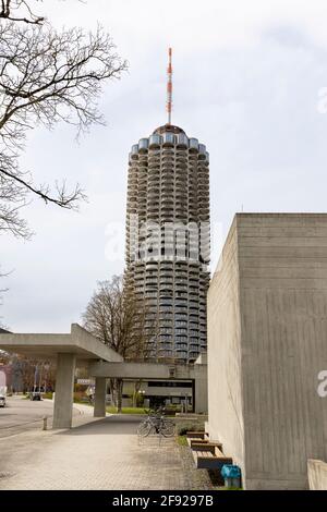 La tour de l'hôtel d'Augsbourg a été construite à l'origine pour honorer les Jeux Olympiques de Munich en 1972. Banque D'Images