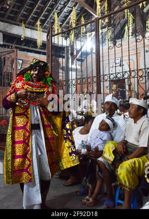 Un artiste de topeng masqué lors d'un festival de temple à Ubud, Bali, Indonésie. Banque D'Images