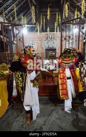 Un artiste de topeng masqué lors d'un festival de temple à Ubud, Bali, Indonésie. Banque D'Images