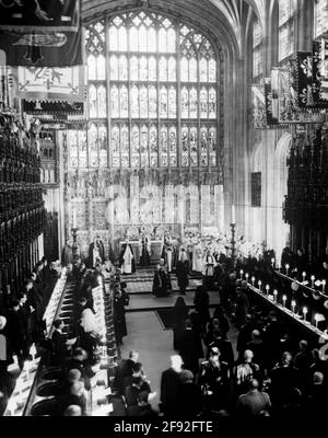 Photo du dossier datée du 06/02/52 du cercueil du roi George VI abaissé dans la voûte lors de ses funérailles à la chapelle Saint-Georges. Le château de Windsor a été le cadre de nombreuses funérailles pour la monarchie britannique, le service du duc d'Édimbourg étant le premier depuis 16 ans. Date de publication : vendredi 16 avril 2021. Banque D'Images