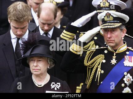 Photo du dossier datée du 09/04/02 de la reine Elizabeth II, regardant que le cercueil contenant le corps de la reine mère est placé dans un foyer après son service funéraire à l'abbaye de Westminster, Londres. Le monarque s'est adressé à la nation à la veille des funérailles de sa mère???s pour remercier le pays pour leur soutien et l'amour et l'honneur montré à l'enfant de 101 ans. Date de publication : vendredi 16 avril 2021. Banque D'Images