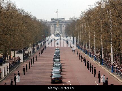 Photo de dossier datée du 09/04/02 du cercueil de la Reine mère est conduite en arrière dans le Mall de l'abbaye de Westminster après son service funéraire. Les funérailles de la mère de la reine ont été les dernières funérailles royales à être largement diffusées à la télévision au Royaume-Uni. Date de publication : vendredi 16 avril 2021. Banque D'Images