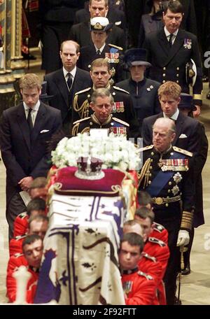 Photo de dossier datée du 09/04/02 des membres de la famille royale qui suivent le cercueil de la reine Elizabeth le cercueil de la reine mère transporté de l'abbaye de Westminster, à Londres, après ses funérailles. Les funérailles de la mère de la reine ont été les dernières funérailles royales à être largement diffusées à la télévision au Royaume-Uni. Date de publication : vendredi 16 avril 2021. Banque D'Images