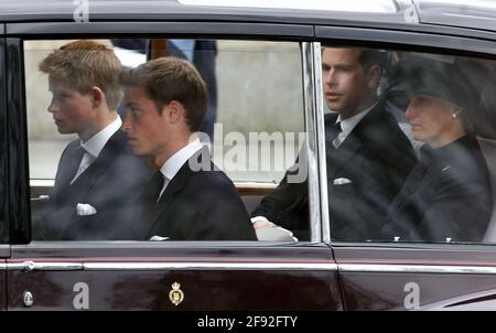 Photo du dossier datée du 09/04/02 du prince Harry, du prince William, du comte de Wessex et de la comtesse de Wessex quittant l'abbaye de Westminster à la suite des funérailles de la reine Elizabeth la reine mère. Les funérailles de la mère de la reine ont été les dernières funérailles royales à être largement diffusées à la télévision au Royaume-Uni. Date de publication : vendredi 16 avril 2021. Banque D'Images