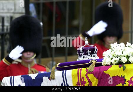 Photo du dossier datée du 09/04/02 de la couronne du couronnement de la reine Elizabeth, la reine mère au sommet de son cercueil, alors qu'elle est transportée à l'abbaye de Westminster, après avoir voyagé de Westminster Hall pour son service funéraire. Les funérailles de la mère de la reine ont été les dernières funérailles royales à être largement diffusées à la télévision au Royaume-Uni. Date de publication : vendredi 16 avril 2021. Banque D'Images