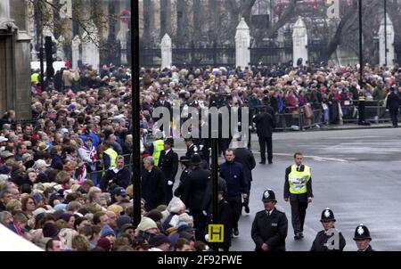 Photo du dossier datée du 09/04/02 des foules attendant la procession portant le cercueil de la reine Elizabeth, la reine mère, pour se rendre à l'abbaye de Westminster depuis le Westminster Hall. Les funérailles de la mère de la reine ont été les dernières funérailles royales à être largement diffusées à la télévision au Royaume-Uni. Date de publication : vendredi 16 avril 2021. Banque D'Images