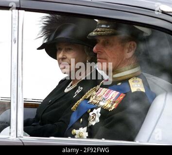 Photo du dossier datée du 09/04/02 de la reine Elizabeth II et du duc d'Édimbourg après avoir quitté l'abbaye de Westminster après les funérailles de la reine Elizabeth, la reine mère. Les funérailles de la mère de la reine ont été les dernières funérailles royales à être largement diffusées à la télévision au Royaume-Uni. Date de publication : vendredi 16 avril 2021. Banque D'Images