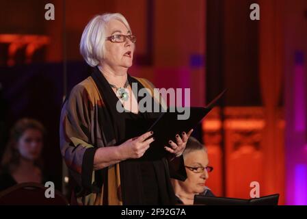 Photo du dossier datée du 27/1/2016, Joan Salter, survivante de l'Holocauste, raconte son histoire lors d'un événement télévisé organisé par la BBC, organisé par le Holocaust Memorial Day Trust au Guildhall de Londres, pour commémorer le jour commémoratif de l'Holocauste. L'ancien jeune travailleur qui a autrefois accompagné un groupe d'adolescents de la classe ouvrière du East End à Buckingham Palace pour rencontrer le duc d'Édimbourg a salué son programme de prix pour « changer leur vie ». Date de publication : vendredi 16 avril 2021. Banque D'Images