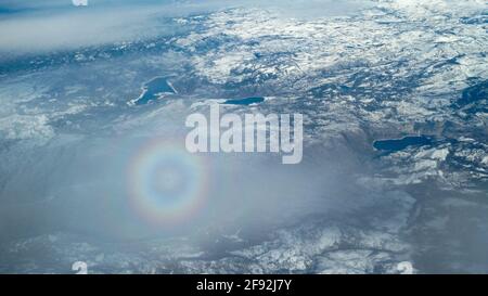 Arc-en-ciel circulaire vu de la fenêtre d'avion appelé gloire Banque D'Images