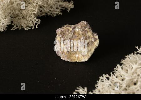 Chrysocolla du Pérou. Pierre minérale naturelle sur fond noir. Minéralogie, géologie, magie des pierres, pierres semi-précieuses et échantillons de minéraux Banque D'Images