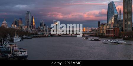 Coucher de soleil sur la Cité de Londres. Banque D'Images