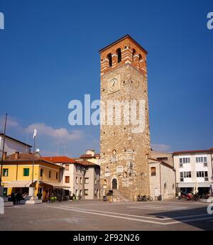 Marano, Italie - février 16 : vue sur la tour historique de Millenaria (millénaire) de la place Marano le 16 février 2021 Banque D'Images