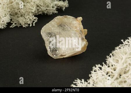 Quartz fumé du Brésil. Pierre minérale naturelle sur fond noir. Minéralogie, géologie, magie des pierres, pierres semi-précieuses et échantillons de minéraux Banque D'Images