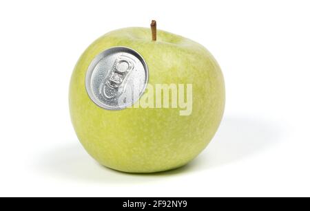 Jus de pomme dans un CAN en forme de pomme, isolé onn blanc Banque D'Images