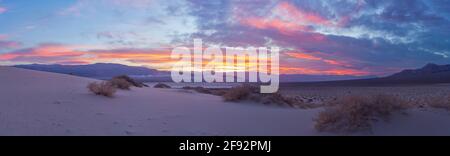 Eureka Dune au coucher du soleil est illuminé par une douce lumière rose sur fond de nuages spectaculaires, parc national de la Vallée de la mort, États-Unis Banque D'Images