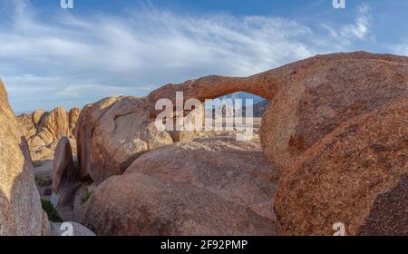 Vue sur le mont Whitney via Small Arch, Alabama Hills, Eastern Sierra, Californie, États-Unis. Banque D'Images