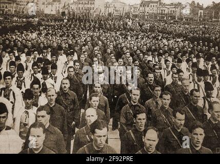 Deuxième Guerre mondiale, - Roumanie septembre 1940 - le Faciste Iron Guard 'Green Shirtss' marche à Bucarest avec d'autres hommes en costumes nationaux. Banque D'Images