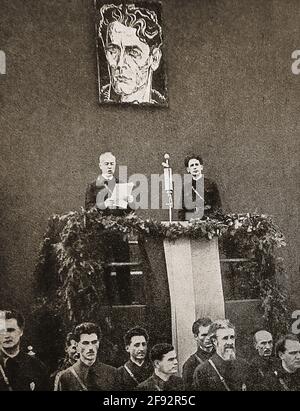 Roumanie (Roumanie) - 6 septembre 1940 - Premier ministre général du dictateur militaire faciste (également Premier ministre et Conducător) Ion Antonescu annonçant l'abdication du roi Carol II (1853-1953) en faveur de son fils Michael (Mihai), âgé de 18 ans, suite à la pression exercée par les gardes de fer paramilitaires (également connus sous le nom de chemises vertes) qui sont vus debout sous le podium. Antonescu, un ancien officier militaire roumain et maréchal , a présidé deux dictatures de guerre successives et a été exécuté après la Seconde Guerre mondiale. Horia SIMA partage la scène de la photographie Banque D'Images