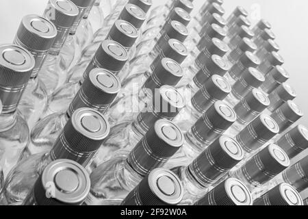 Flacons d'alcool pur non étiquetés. Une multitude de bouteilles de boissons alcoolisées maison isolées sur blanc. Production de petites liqueurs basée sur la distillation. B Banque D'Images