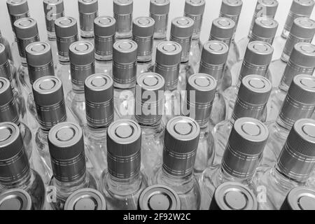 Flacons d'alcool pur non étiquetés. Une multitude de bouteilles de boissons alcoolisées maison isolées sur blanc. Production de petites liqueurs basée sur la distillation. B Banque D'Images