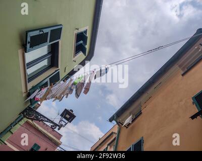 séchage des vêtements à boccadasse vue sur le quartier de gênes Banque D'Images