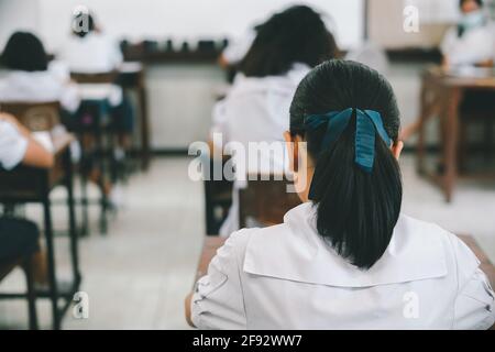 Les élèves qui font l'examen en classe avec stress Banque D'Images