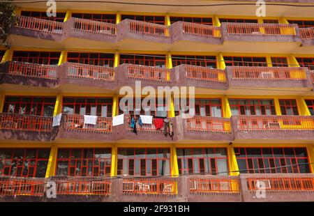 HARIDWAR, UTTARAKHAND, INDE - FÉVRIER 2021 : architecture de bâtiment coloré près du fleuve ganga à Haridwar pendant la foire de Kumgh. Banque D'Images