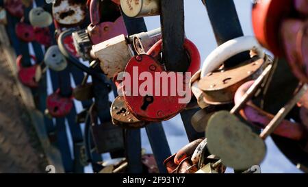 Des cadenas d'amour se trouvent dans les casiers du pont en Russie. Les gens ont placé des cadenas sur la clôture symbolise toujours l'amour. Banque D'Images