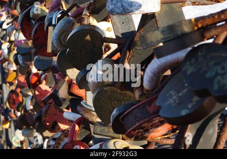 Des cadenas d'amour se trouvent dans les casiers du pont en Russie. Les gens ont placé des cadenas sur la clôture symbolise toujours l'amour. Banque D'Images