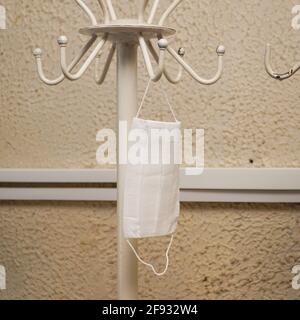 Masque de protection médical blanc sur un cintre Banque D'Images