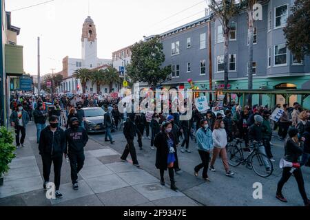 San Francisco, Californie, États-Unis. 15 avril 2021. Une marche à la mémoire de Roger Allen et Daunte Wright passe par la 18e rue dans le quartier de Mission de San Francisco. Plusieurs centaines de personnes étaient présentes. Credit: Jungho Kim/ZUMA Wire/Alay Live News Banque D'Images