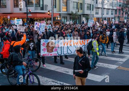 San Francisco, Californie, États-Unis. 15 avril 2021. Une marche à la mémoire de Roger Allen et Daunte Wright passe par l'intersection de la 18e rue et de la rue Valencia dans le quartier de Mission de San Francisco. Plusieurs centaines de personnes étaient présentes. Credit: Jungho Kim/ZUMA Wire/Alay Live News Banque D'Images