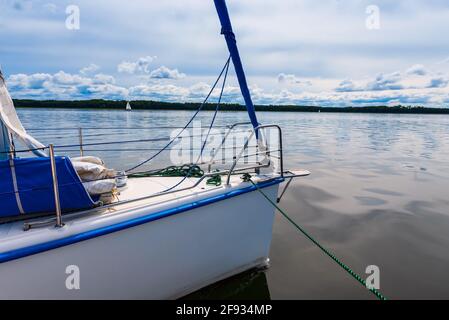 Voile sur un lac. Vue sur un détail voilier, noeud voilier. Vacances d'été, croisière, loisirs, sport, régate, loisirs, service, tourisme Banque D'Images